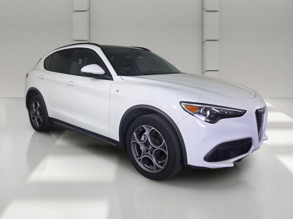 Used 2023 Alfa Romeo Stelvio Ti AWD/4WD image 2