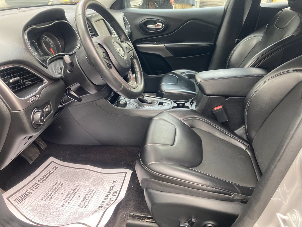 Used 2019 Jeep Cherokee Latitude Plus w/ Cold Weather Group AWD/4WD image 12