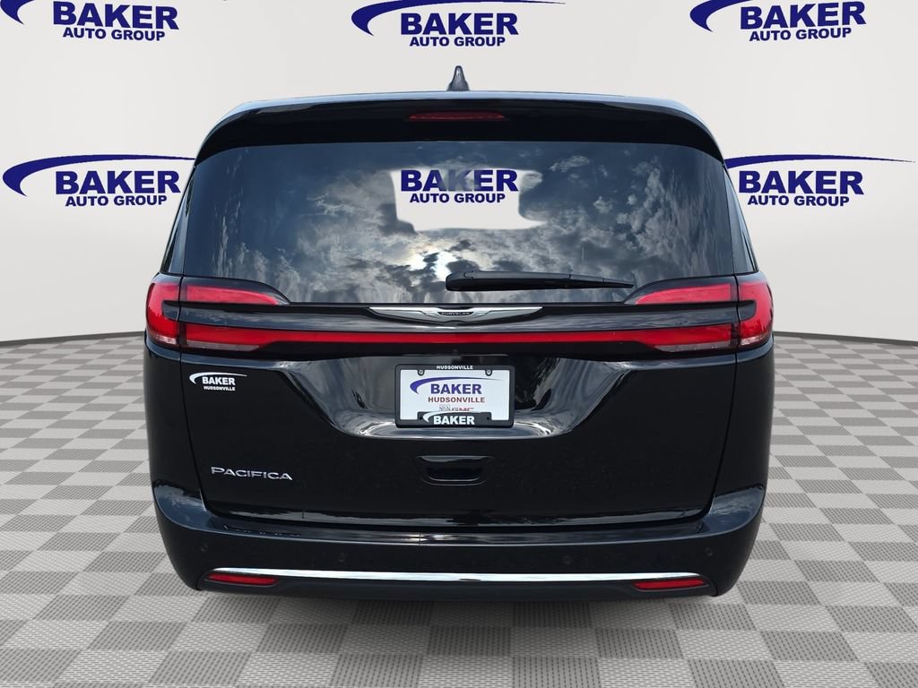 Used 2025 Chrysler Pacifica Select FWD image 6