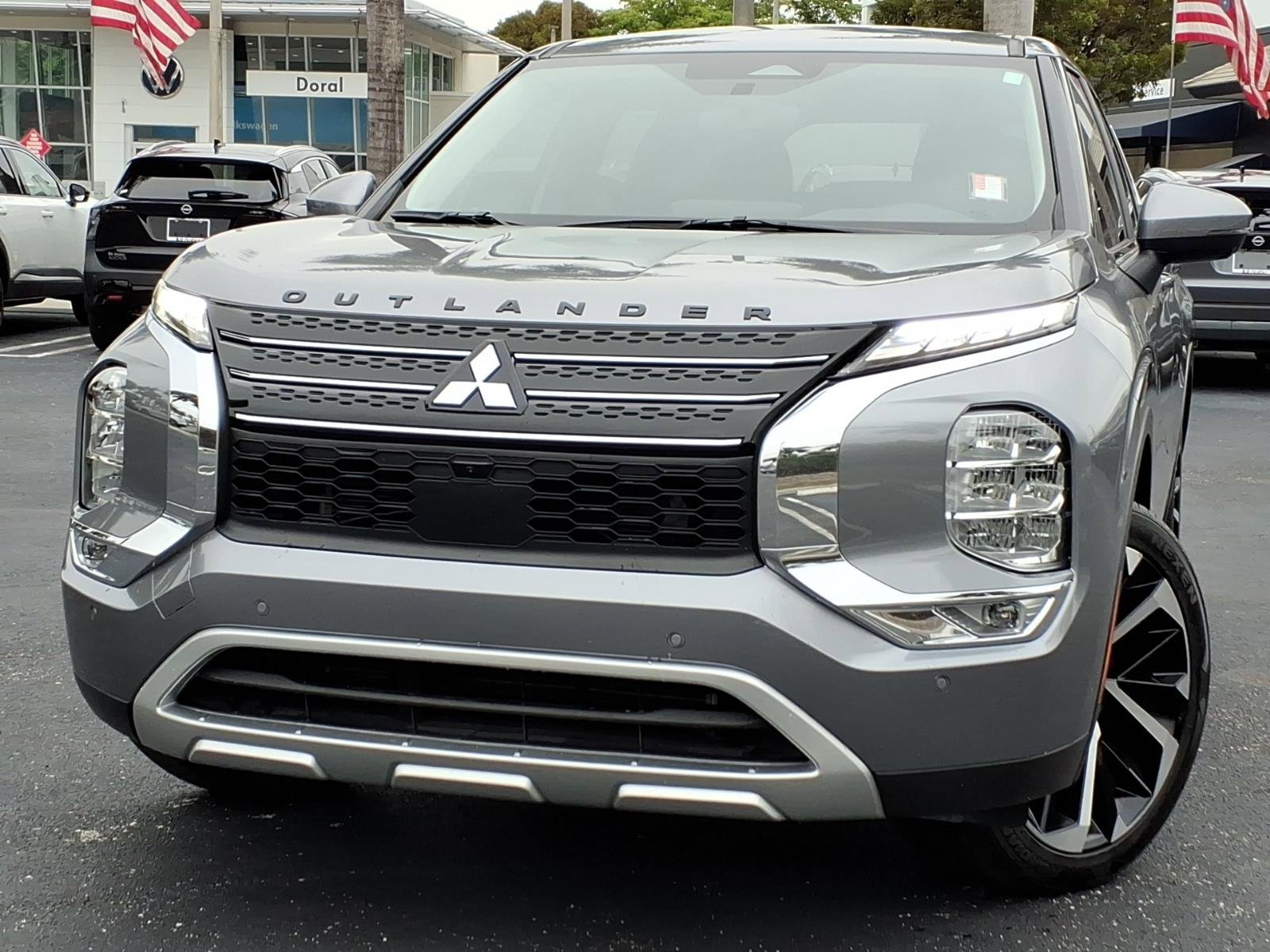 Used 2024 Mitsubishi Outlander SE image 2