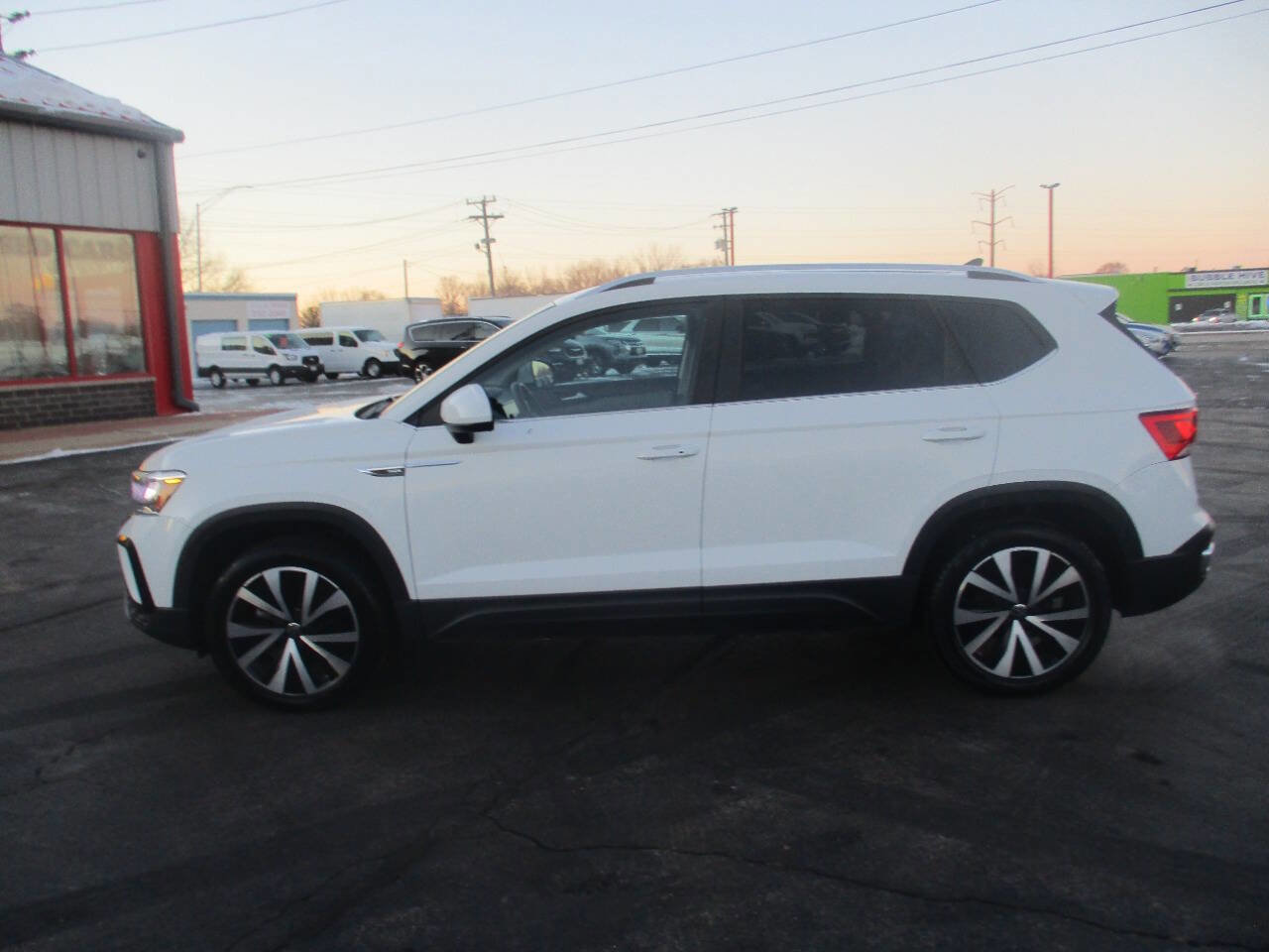 Used 2023 Volkswagen Taos SE image 2