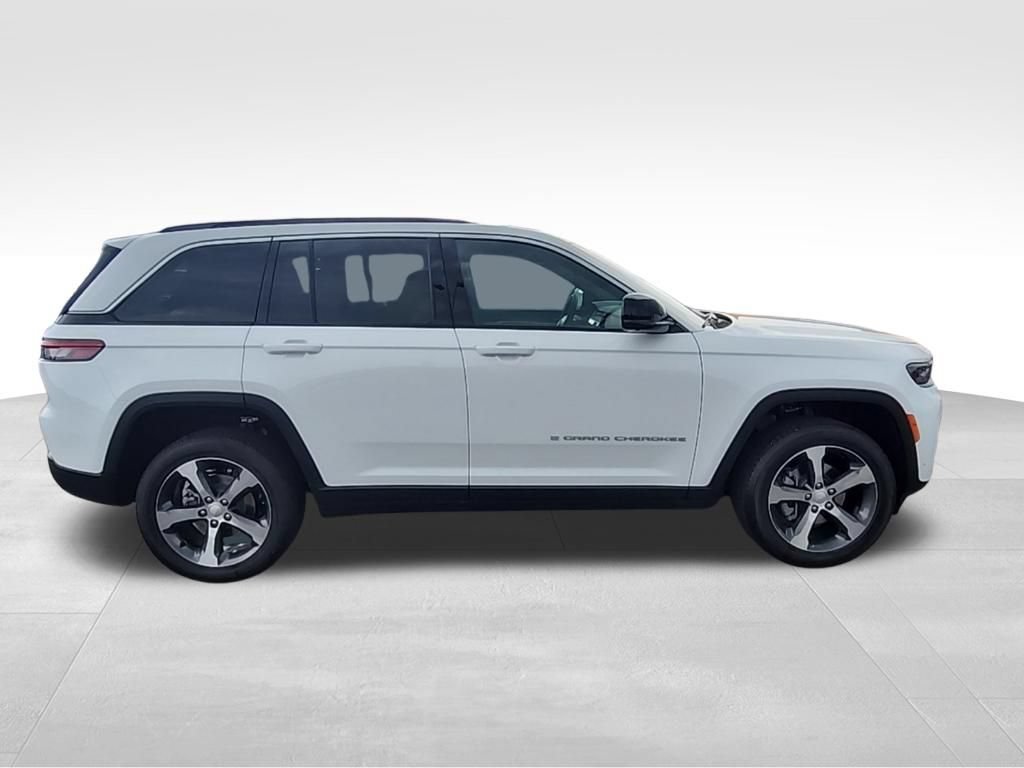 New 2026 Jeep Grand Cherokee Limited w/ Luxury Tech Group II RWD image 34