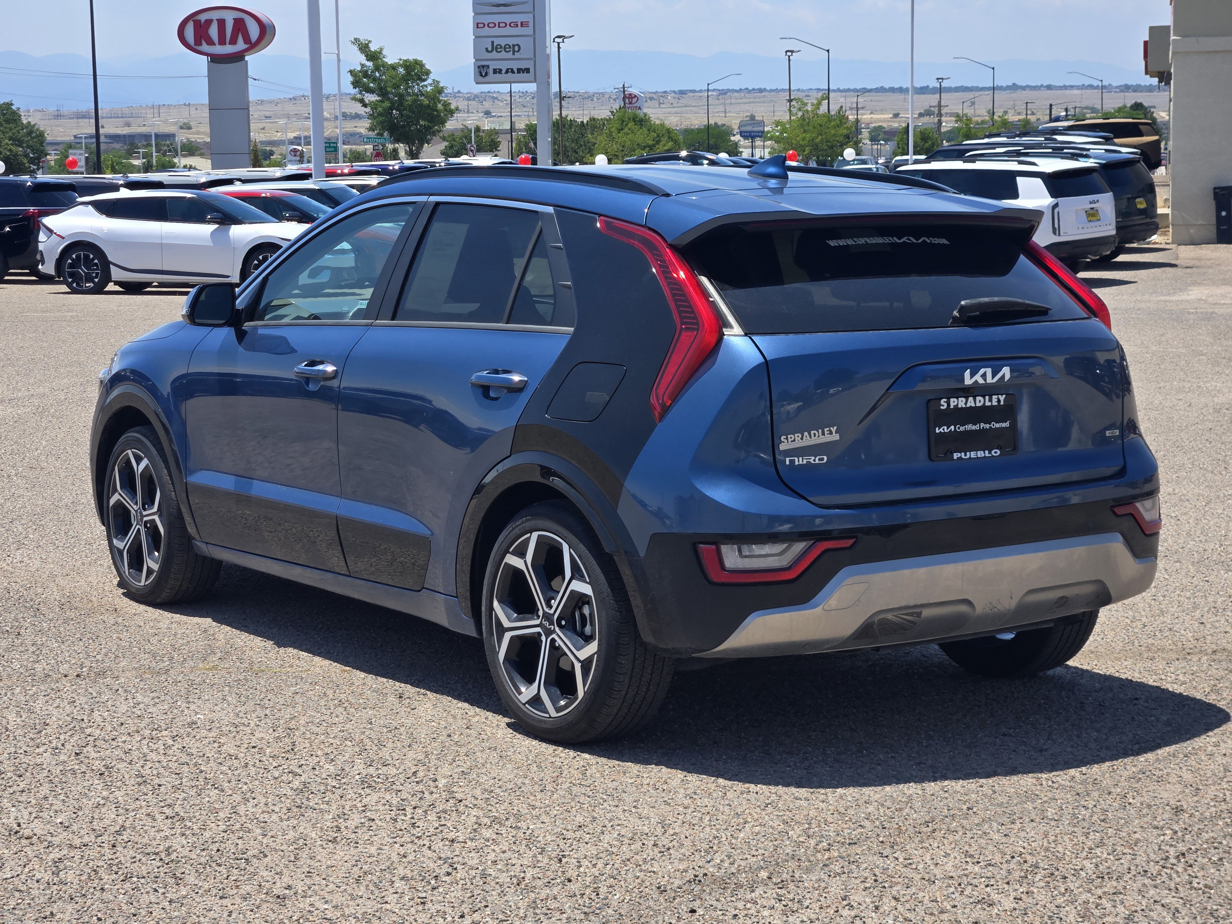 Used 2025 Kia Niro SX Touring FWD image 3