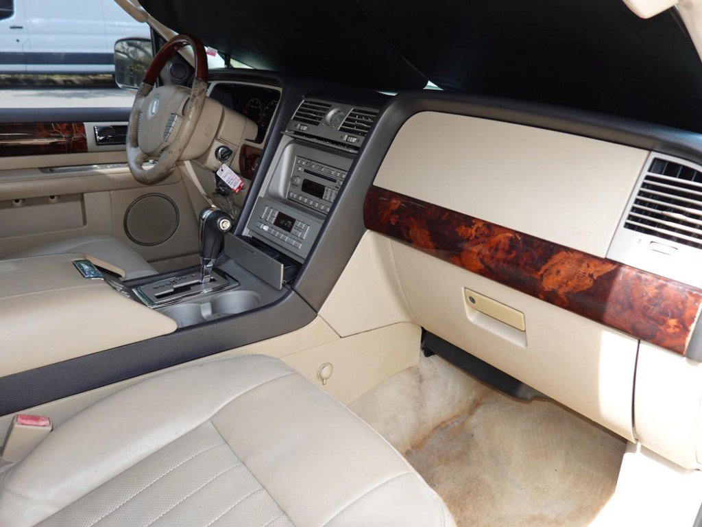 Used 2005 Lincoln Navigator Luxury image 23