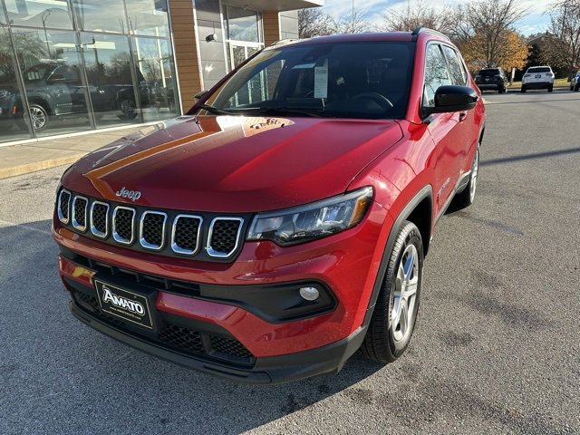 Used 2024 Jeep Compass Latitude image 2