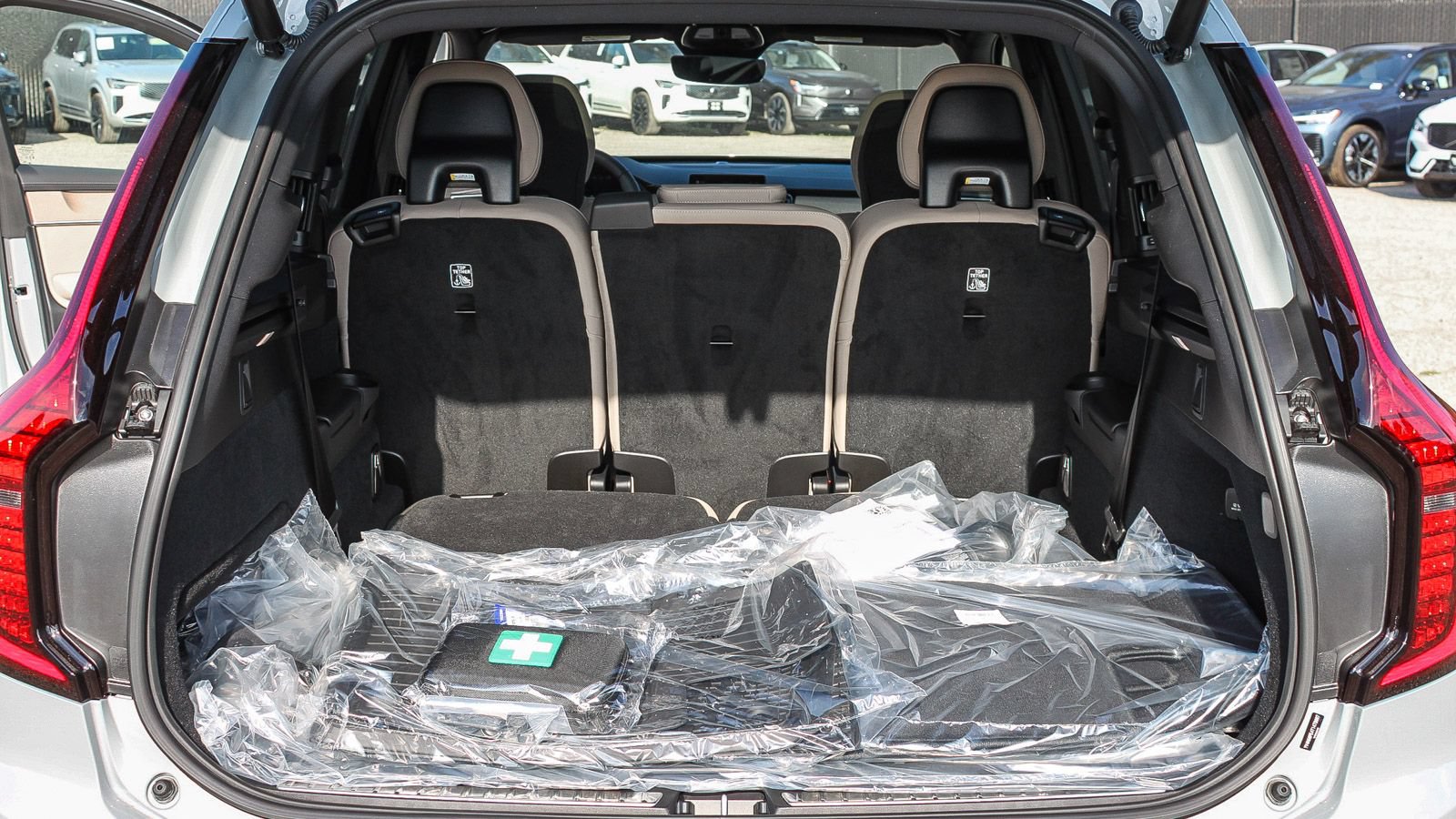 New 2026 Volvo XC90 T8 Plus w/ Protection Package Premier AWD/4WD image 13