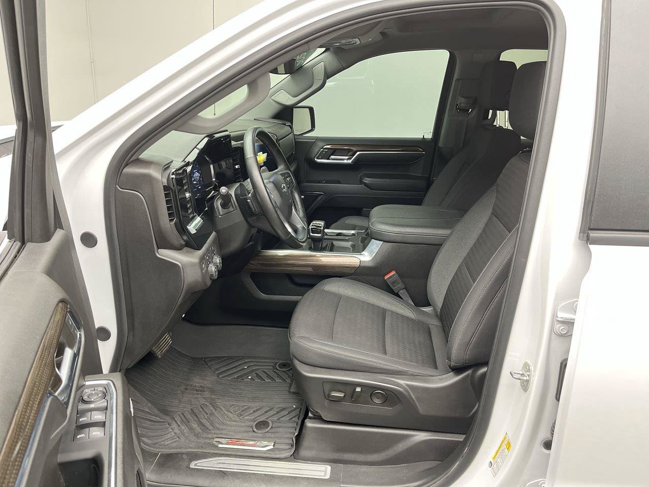 Certified 2024 Chevrolet Silverado 1500 RST w/ Convenience Package II AWD/4WD image 3