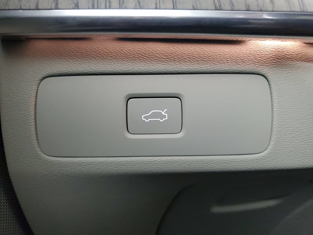 Certified 2025 Volvo XC90 B5 Plus w/ Protection Package AWD/4WD image 36