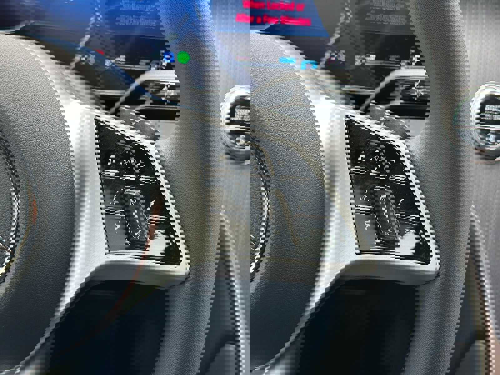 Used 2025 Mercedes-Benz GLC 300 4MATIC image 35