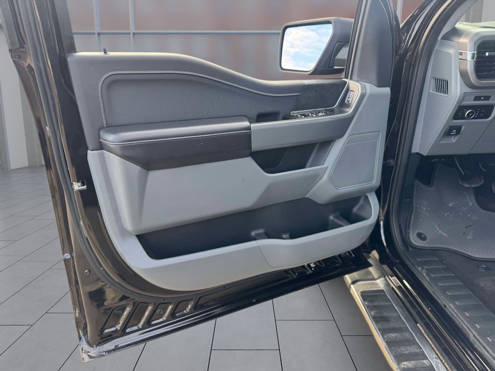Used 2025 Ford F150 XLT w/ Equipment Group 301A Standard image 22