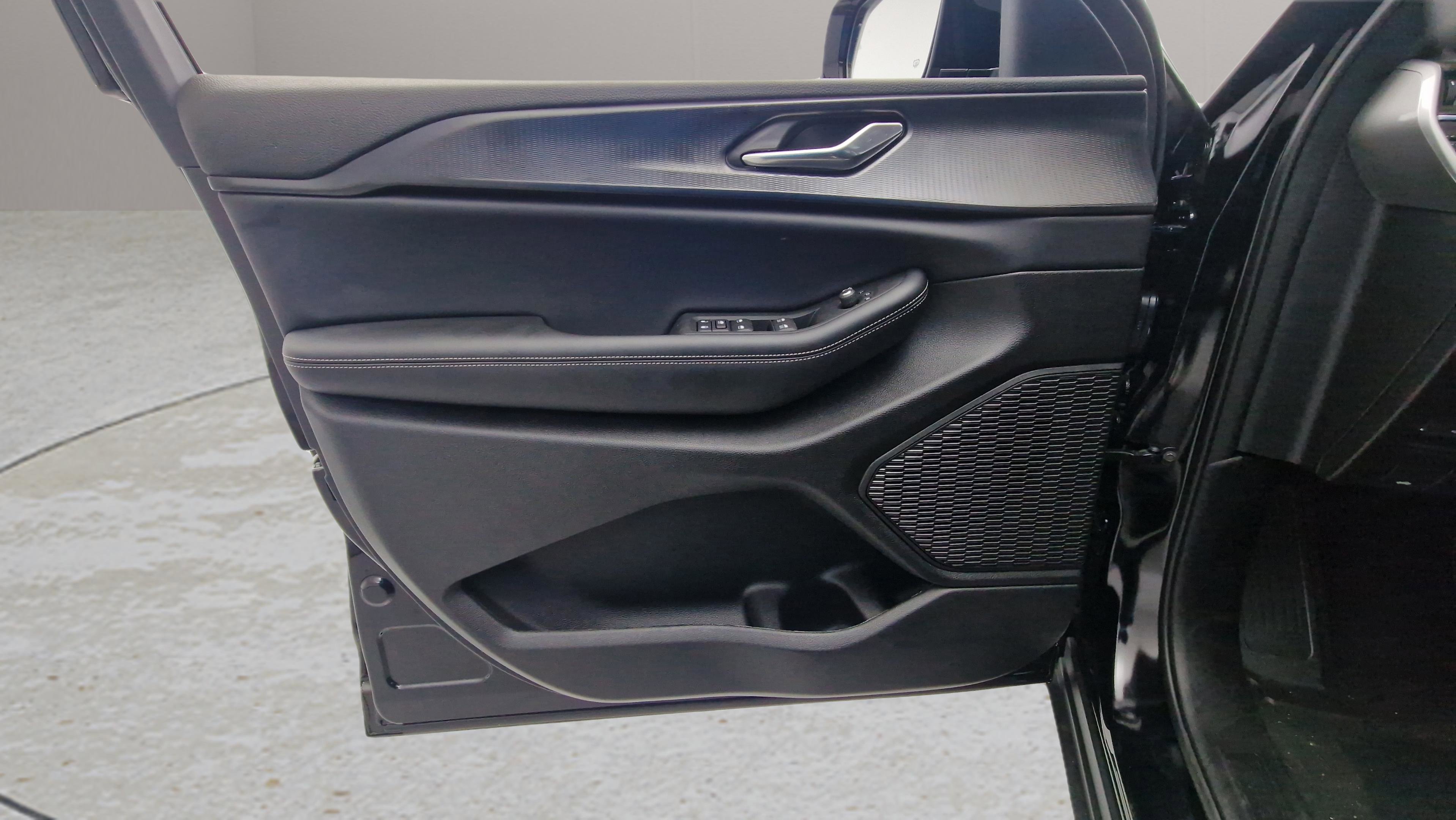 New 2025 Jeep Grand Cherokee Altitude image 14