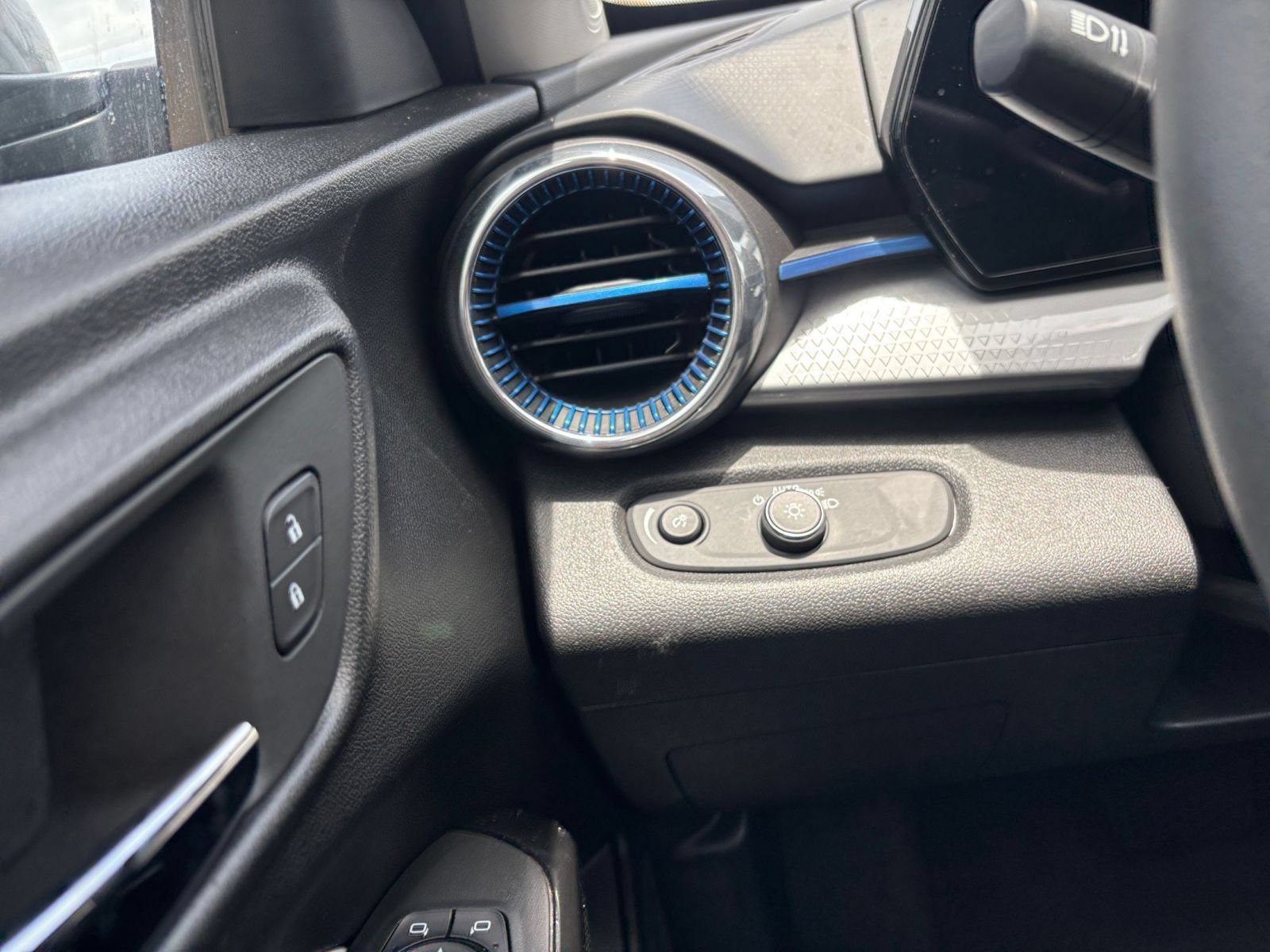 Used 2025 Chevrolet Trax LT FWD image 28