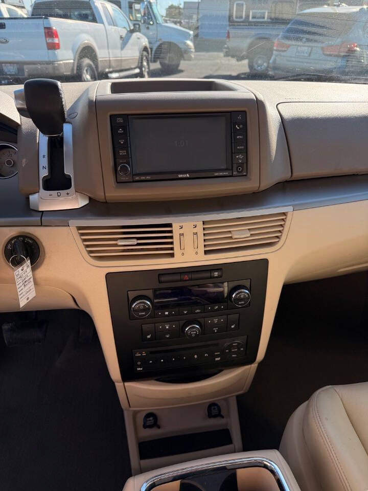 Used 2009 Volkswagen Routan SEL FWD image 15