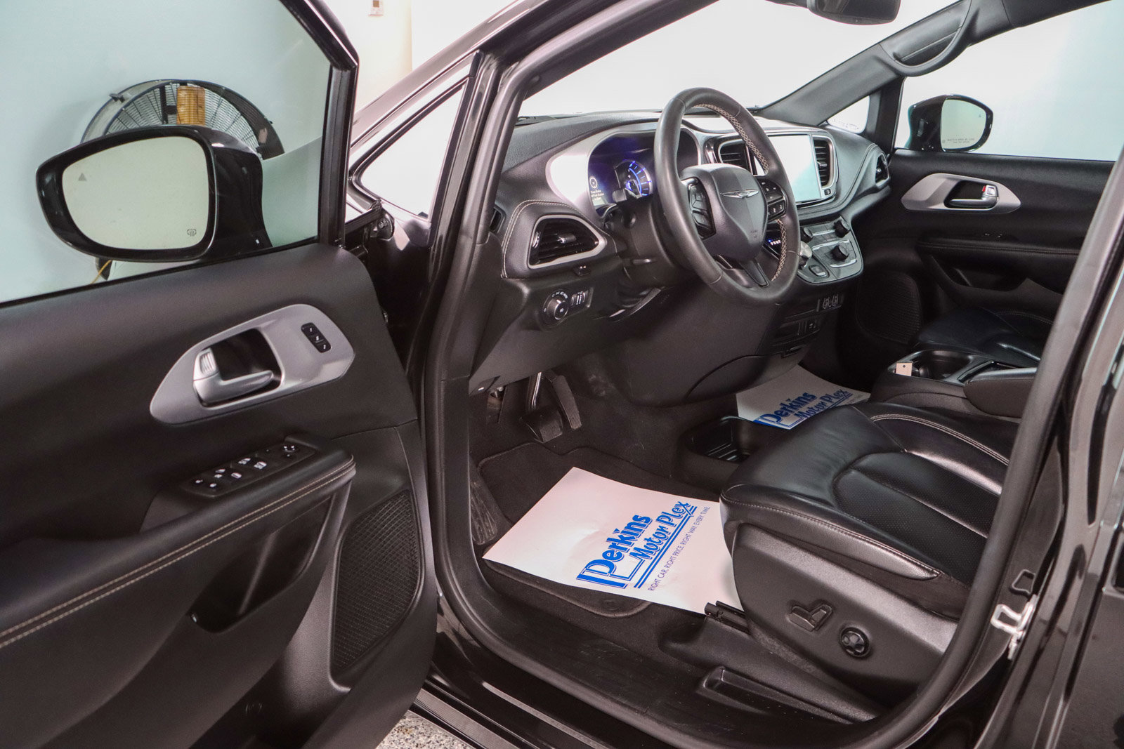 Used 2022 Chrysler Pacifica Touring-L w/ S Appearance Package image 3