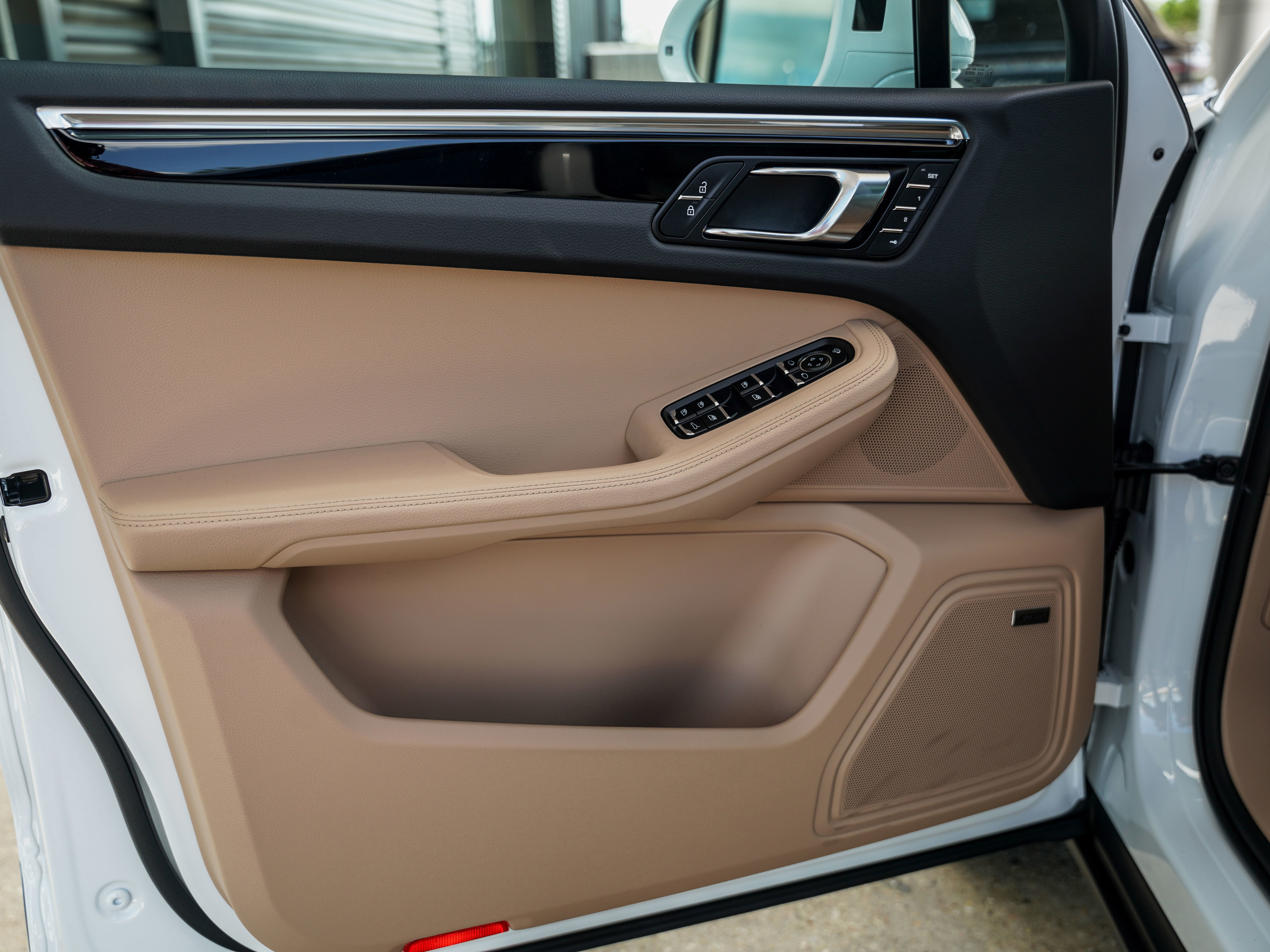 Certified 2025 Porsche Macan image 16