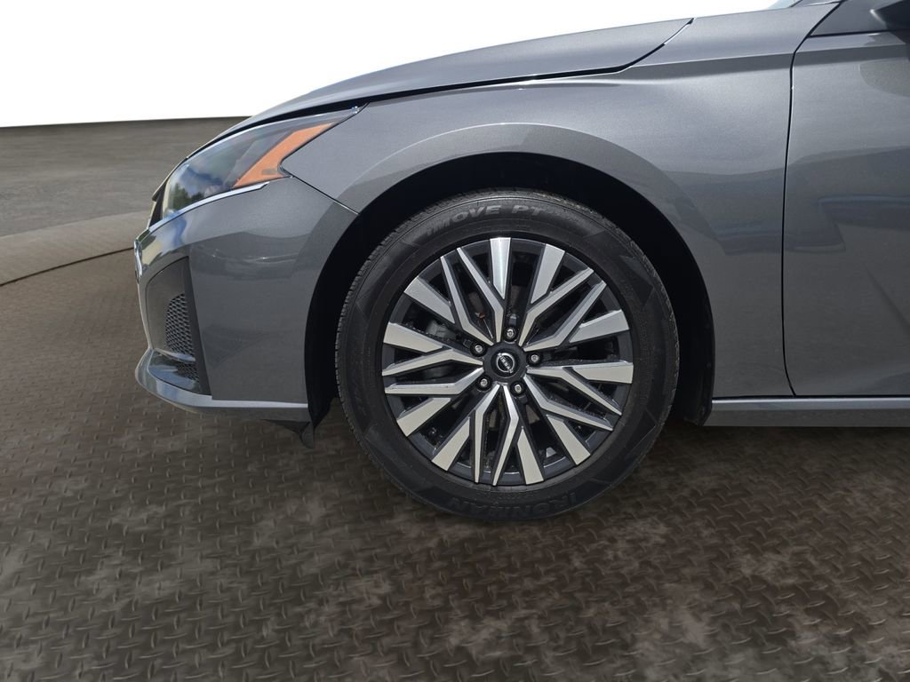 Used 2024 Nissan Altima 2.5 SV FWD image 9