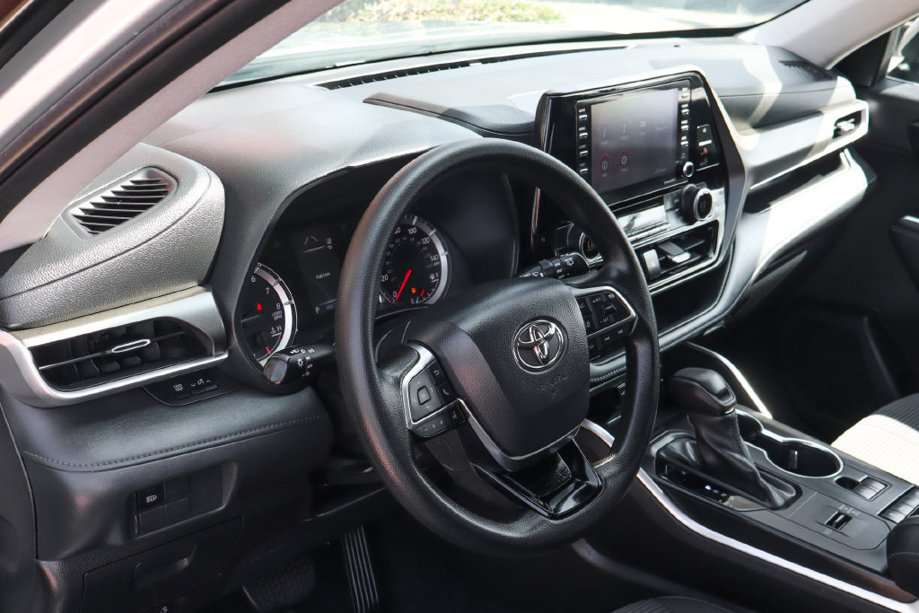Used 2021 Toyota Highlander L FWD image 21