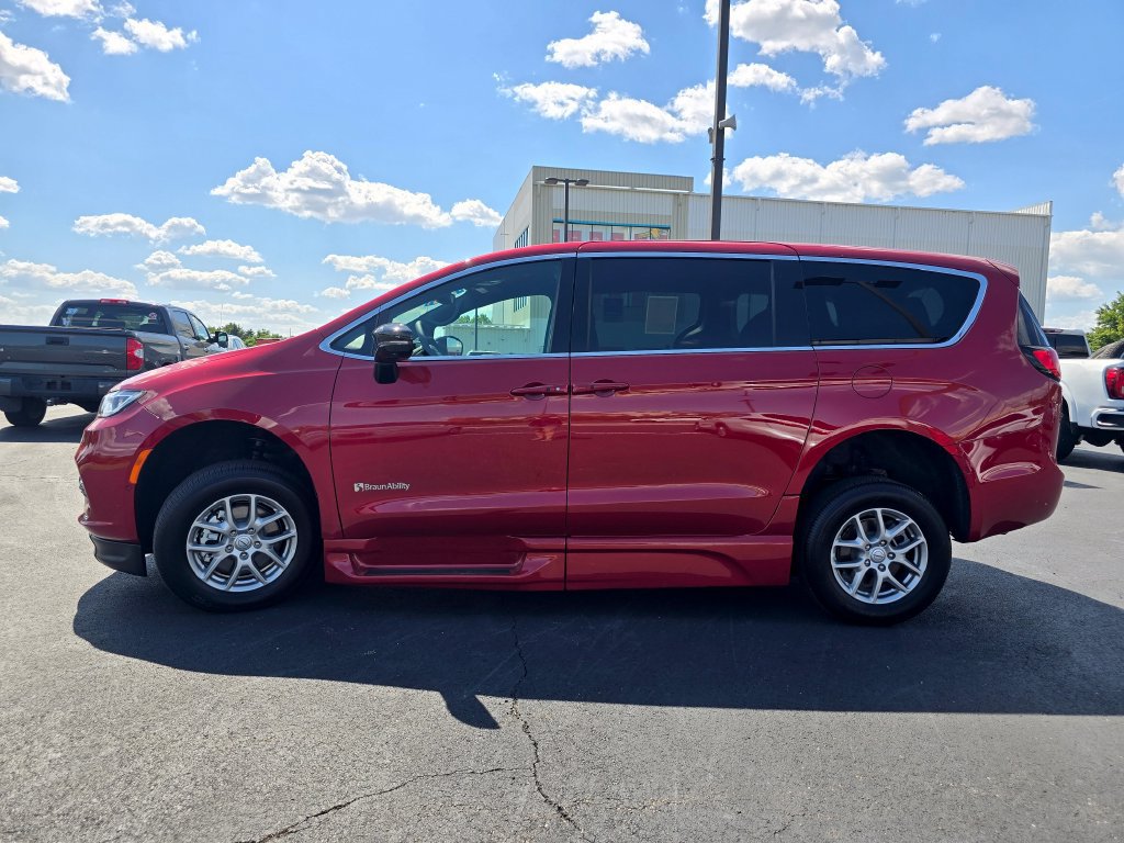 Used 2026 Chrysler Pacifica Select FWD image 6