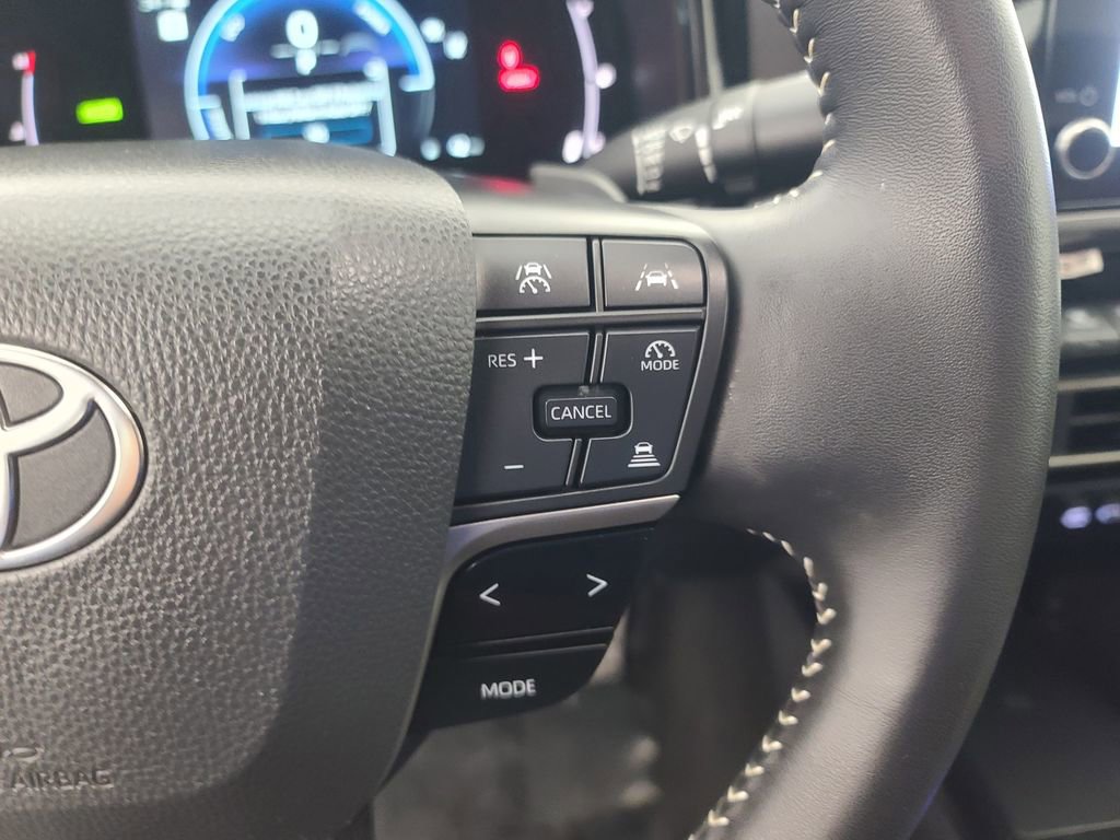 Used 2025 Toyota Camry SE image 30