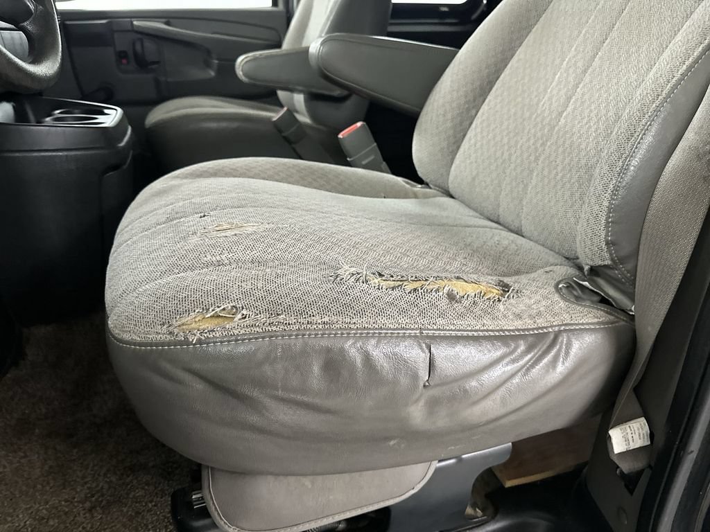 Used 2010 Chevrolet Express 2500 RWD image 12