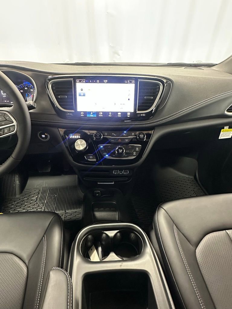 New 2025 Chrysler Pacifica Select w/ Fav Edition Package image 16