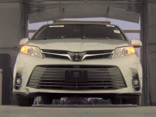 Used 2020 Toyota Sienna XLE FWD image 2