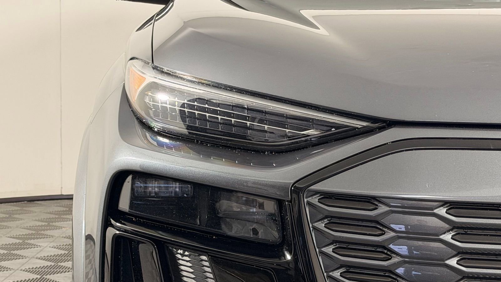 Certified 2025 Audi SQ6 e-tron Prestige w/ Black Optic Package AWD/4WD image 2