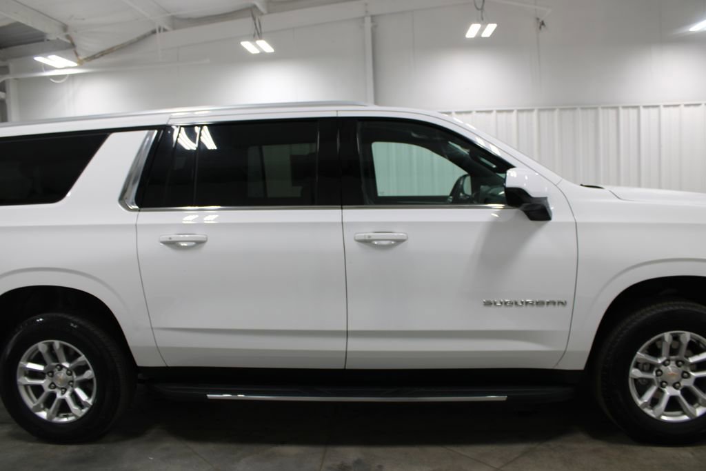 Used 2025 Chevrolet Suburban LT RWD image 11