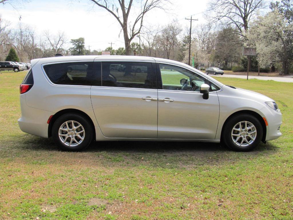 Used 2023 Chrysler Voyager LX image 7