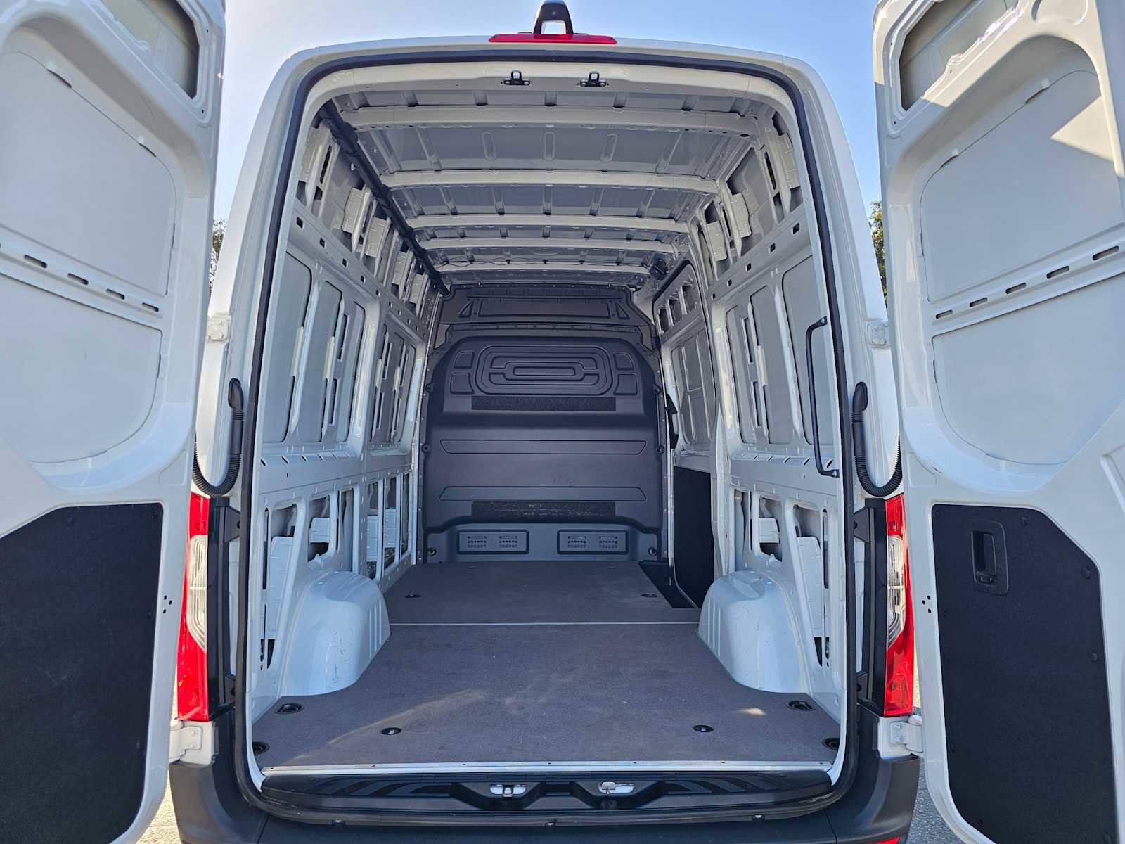 Used 2025 Mercedes-Benz Sprinter 2500 image 17