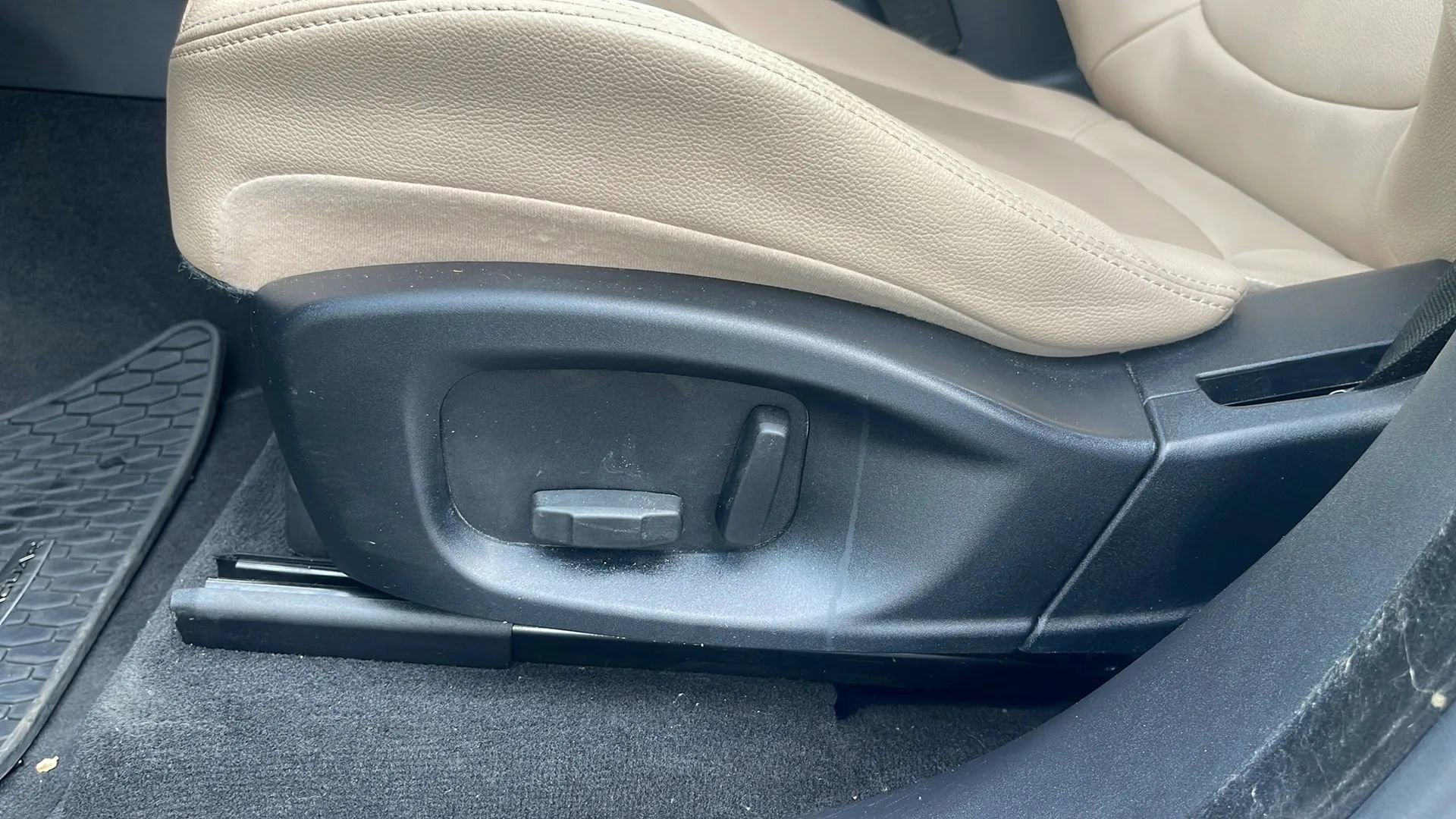 Used 2017 Jaguar F-PACE Premium image 24