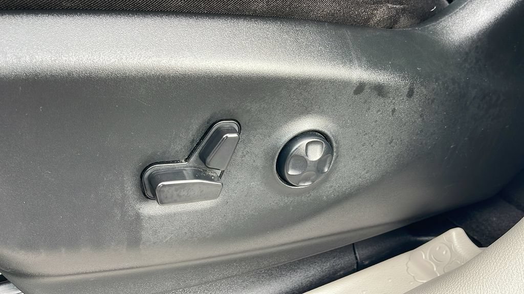 Used 2024 Chrysler Pacifica Touring-L FWD image 19