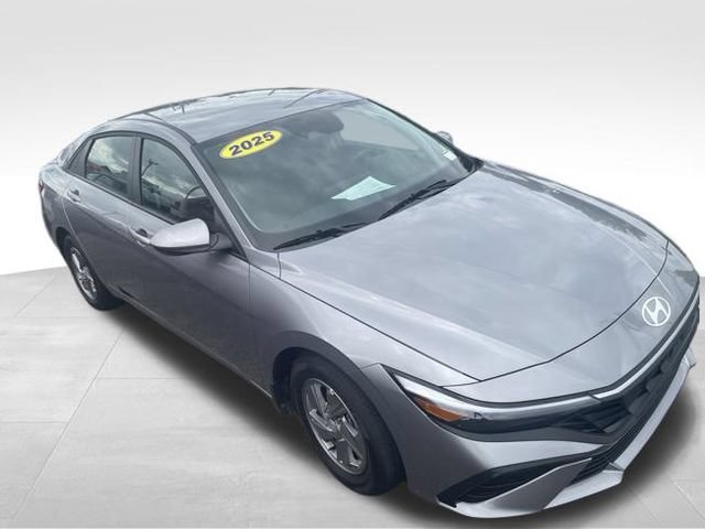 Certified 2025 Hyundai Elantra SE FWD image 11