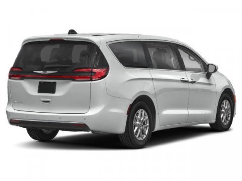 Used 2024 Chrysler Pacifica Touring-L image 2