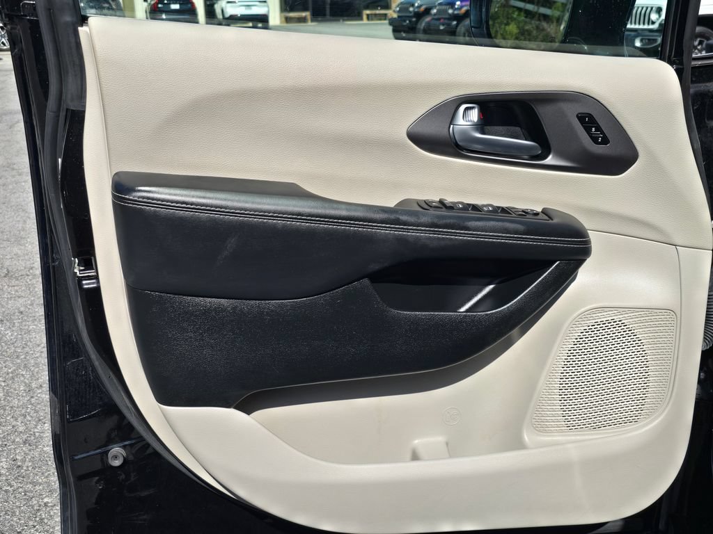 Used 2024 Chrysler Pacifica Touring-L FWD image 44