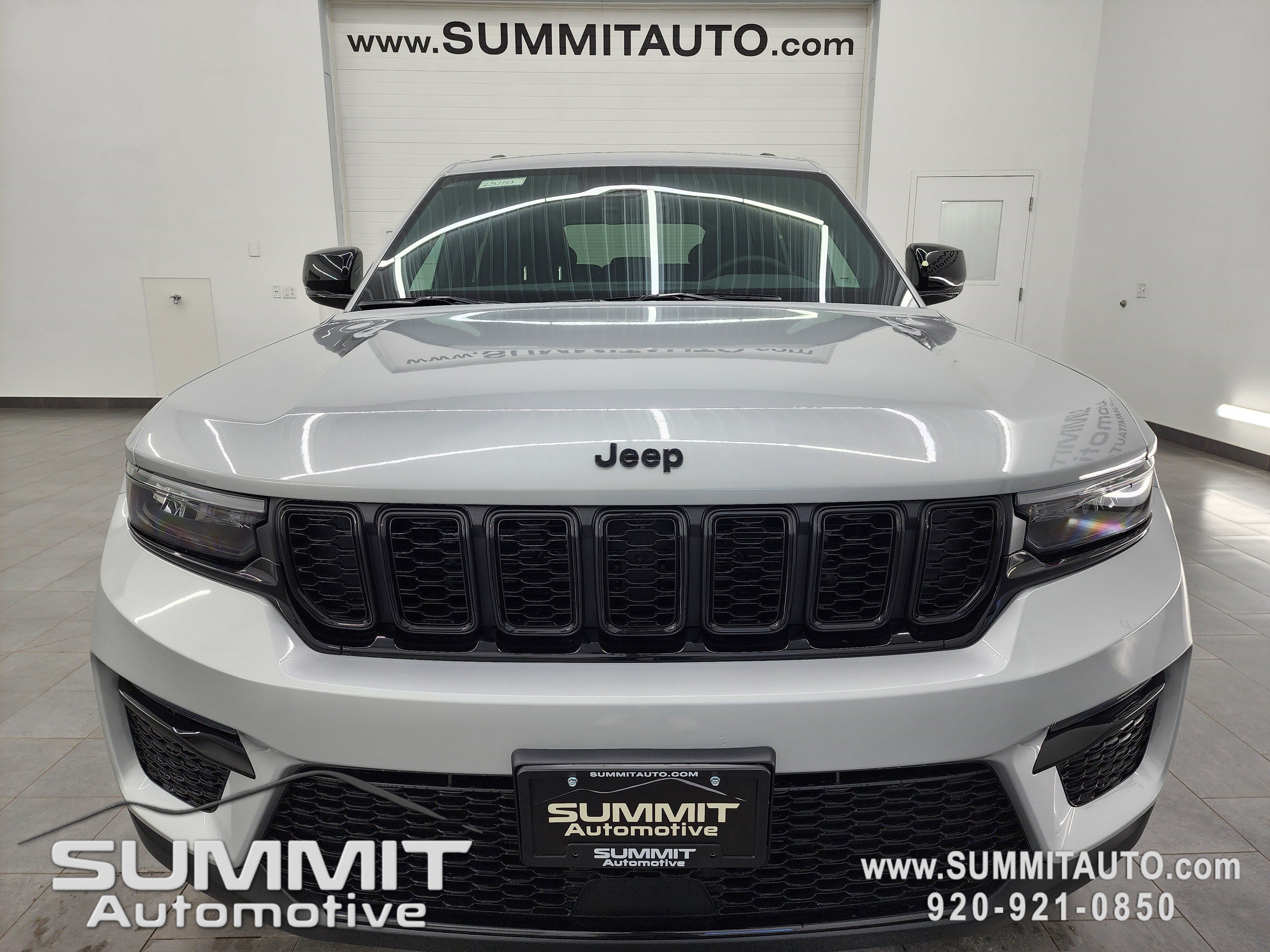 New 2025 Jeep Grand Cherokee Limited w/ Black Appearance Package image 21