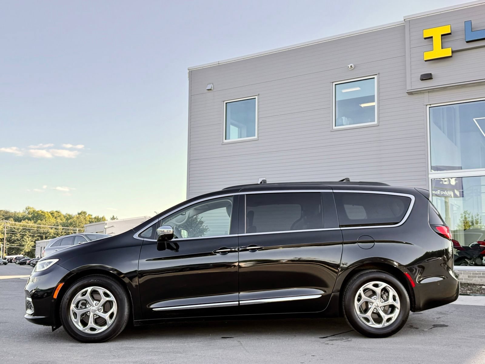 Used 2022 Chrysler Pacifica Limited FWD image 14