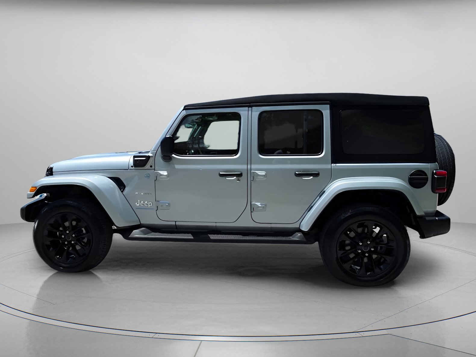 Used 2024 Jeep Wrangler Sahara w/ Technology Group image 18