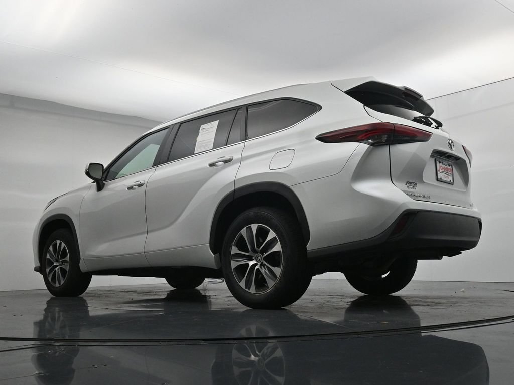 Used 2024 Toyota Highlander XLE FWD image 35