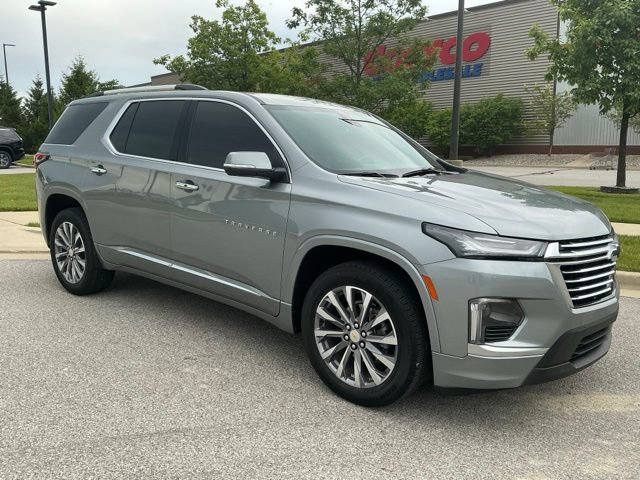 Used 2023 Chevrolet Traverse Premier FWD image 2