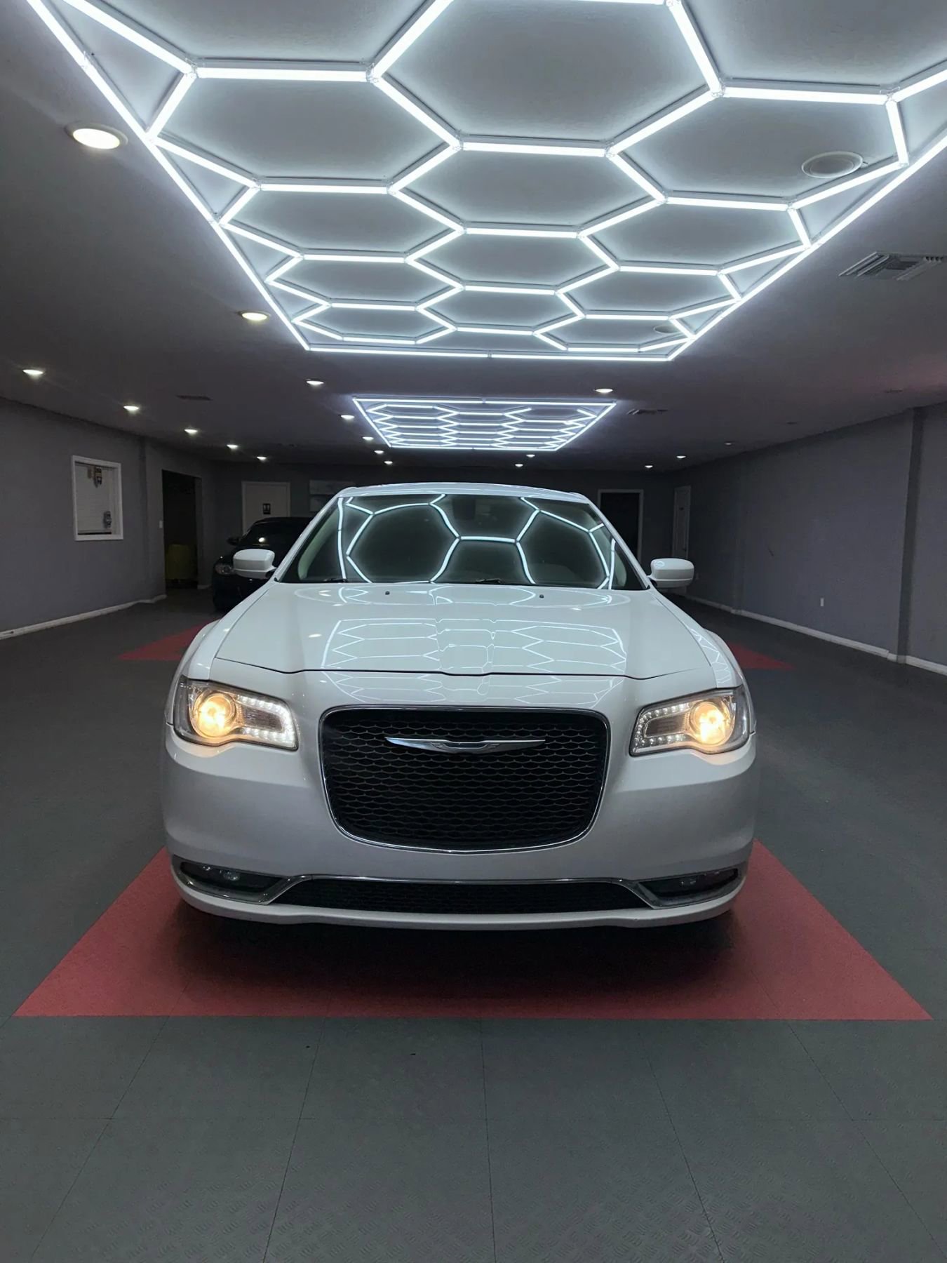 Used 2016 Chrysler 300 Limited image 8
