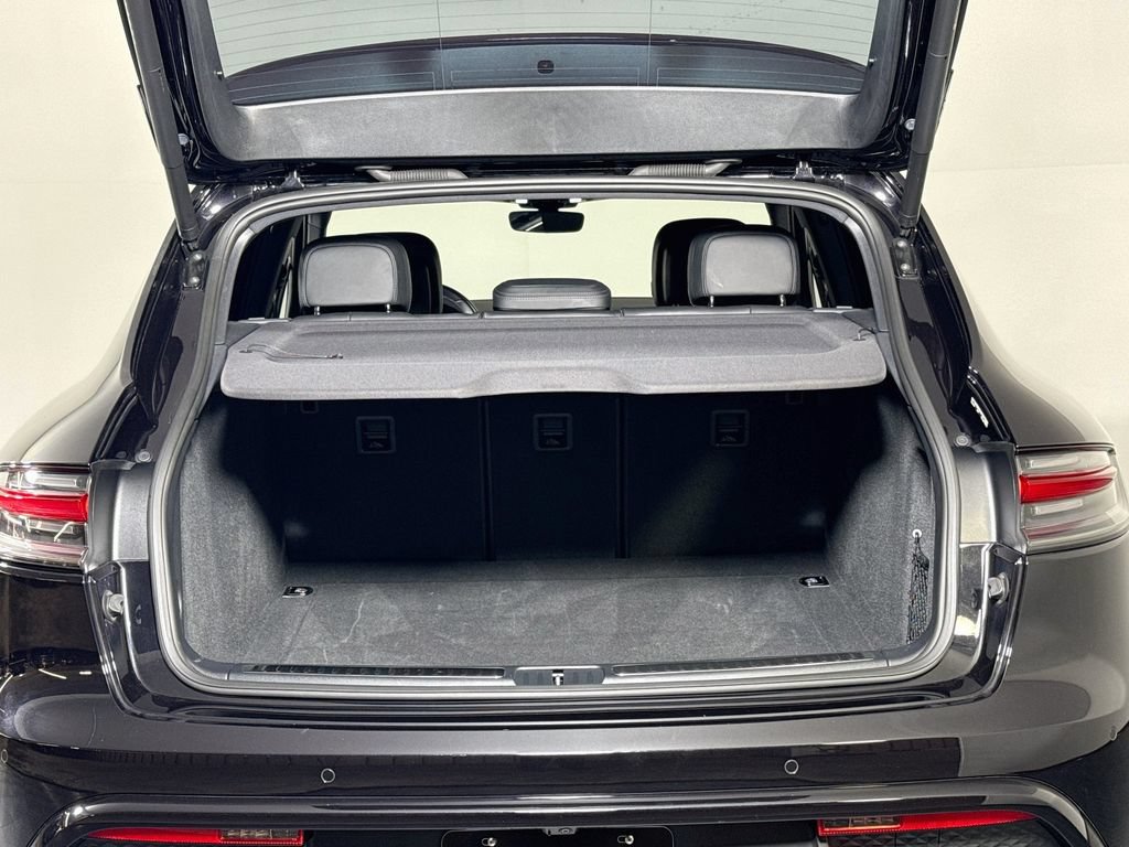 Certified 2024 Porsche Macan AWD/4WD image 27
