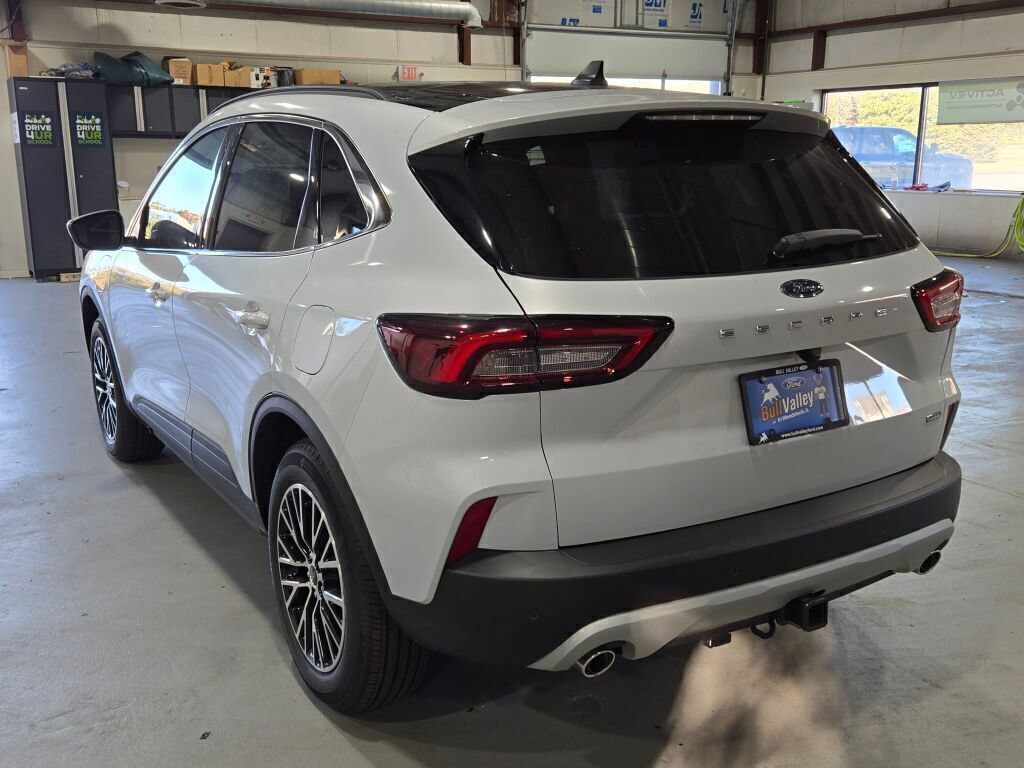 New 2025 Ford Escape SE w/ Class II Trailer Tow Package FWD image 18