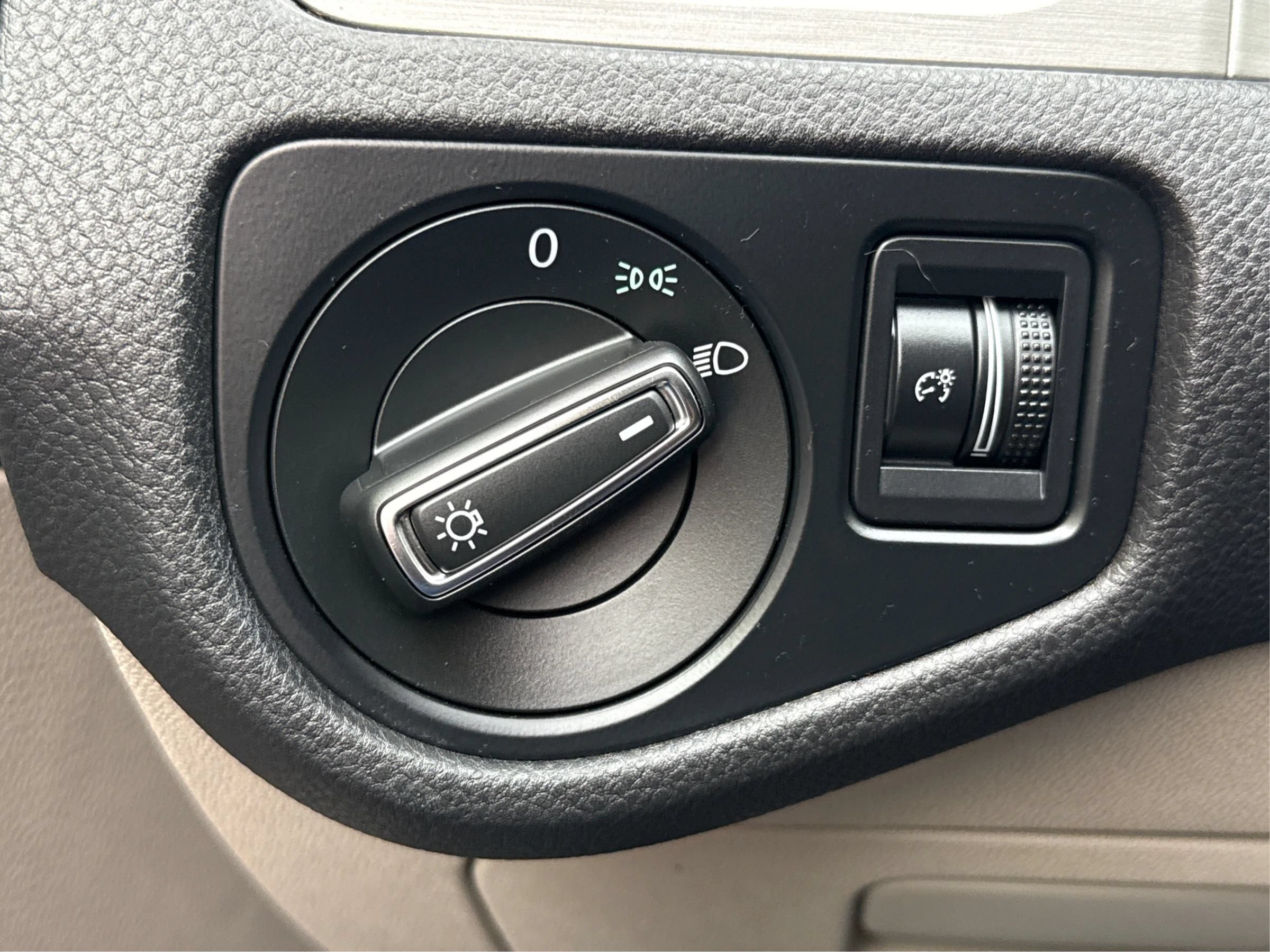 Used 2015 Volkswagen Golf S FWD image 19
