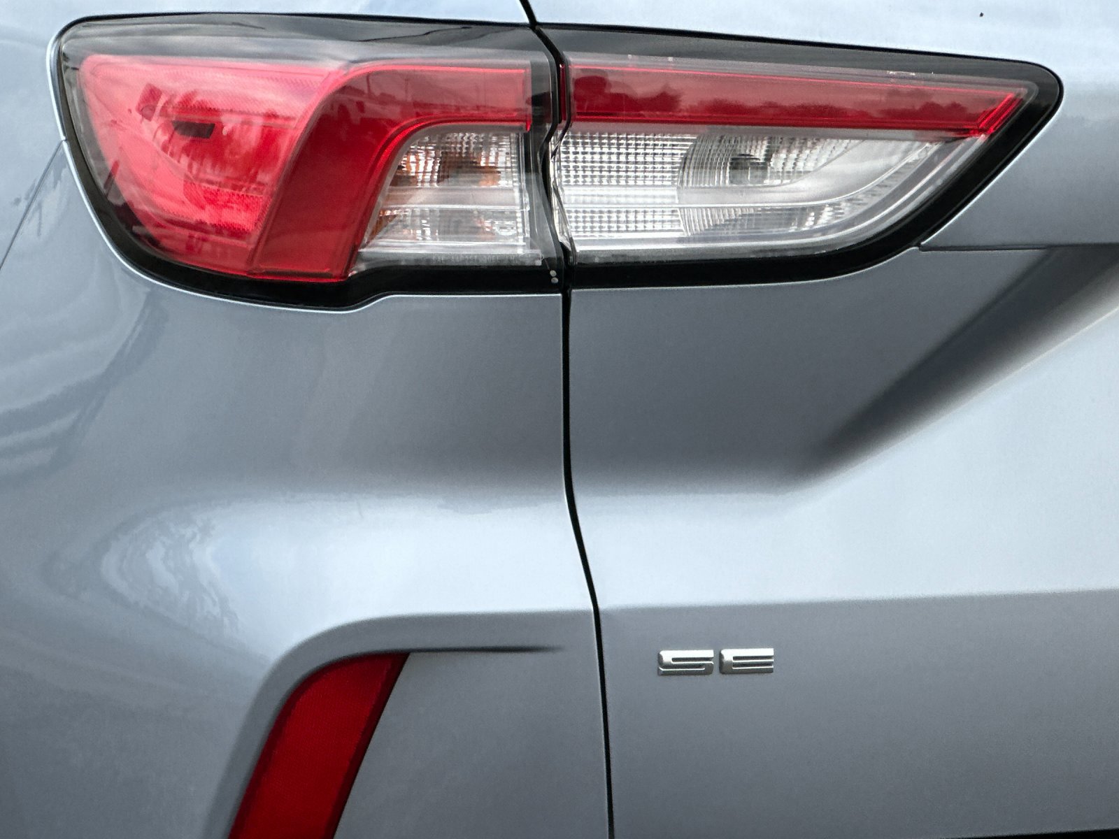 Certified 2022 Ford Escape SE w/ SE Sport Appearance Package image 27