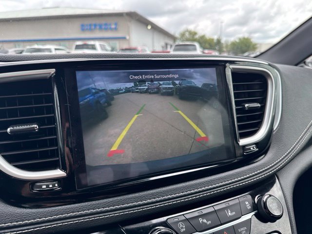 Used 2021 Chrysler Pacifica Touring w/ S Appearance Package FWD image 18