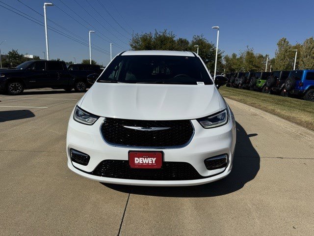 New 2026 Chrysler Pacifica Select image 2