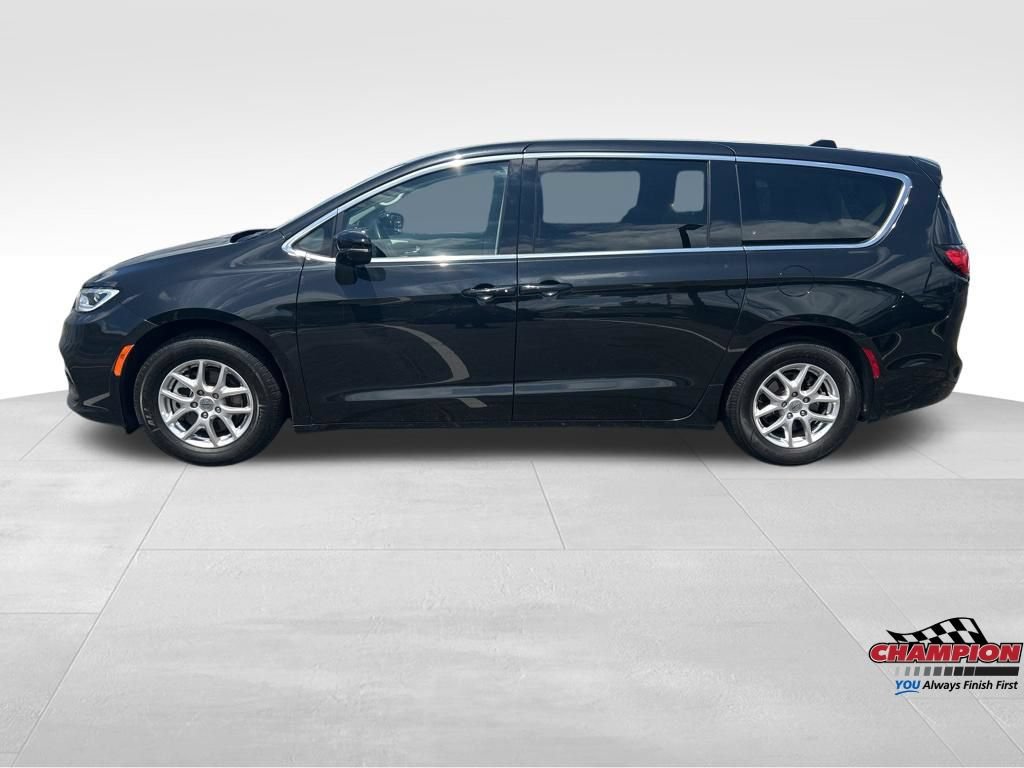Used 2024 Chrysler Pacifica Touring-L FWD image 2