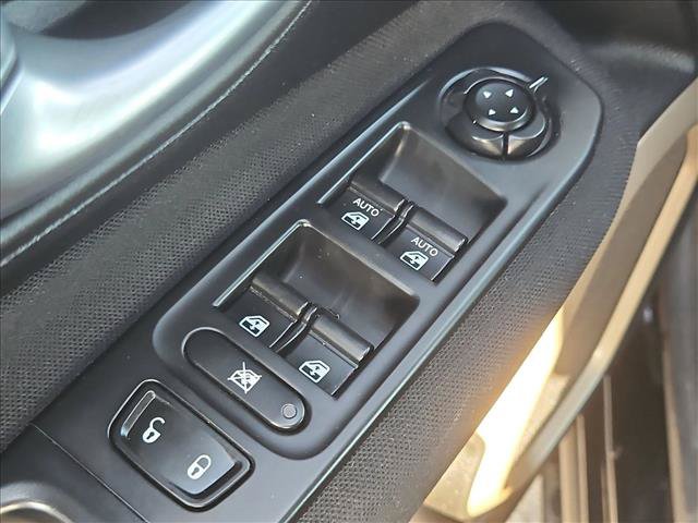Used 2017 Jeep Renegade Latitude FWD image 11