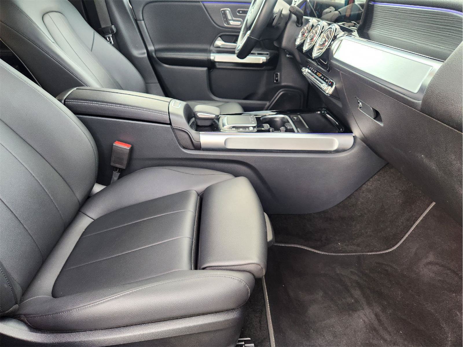 Used 2023 Mercedes-Benz GLB 250 4MATIC w/ Premium Package image 14